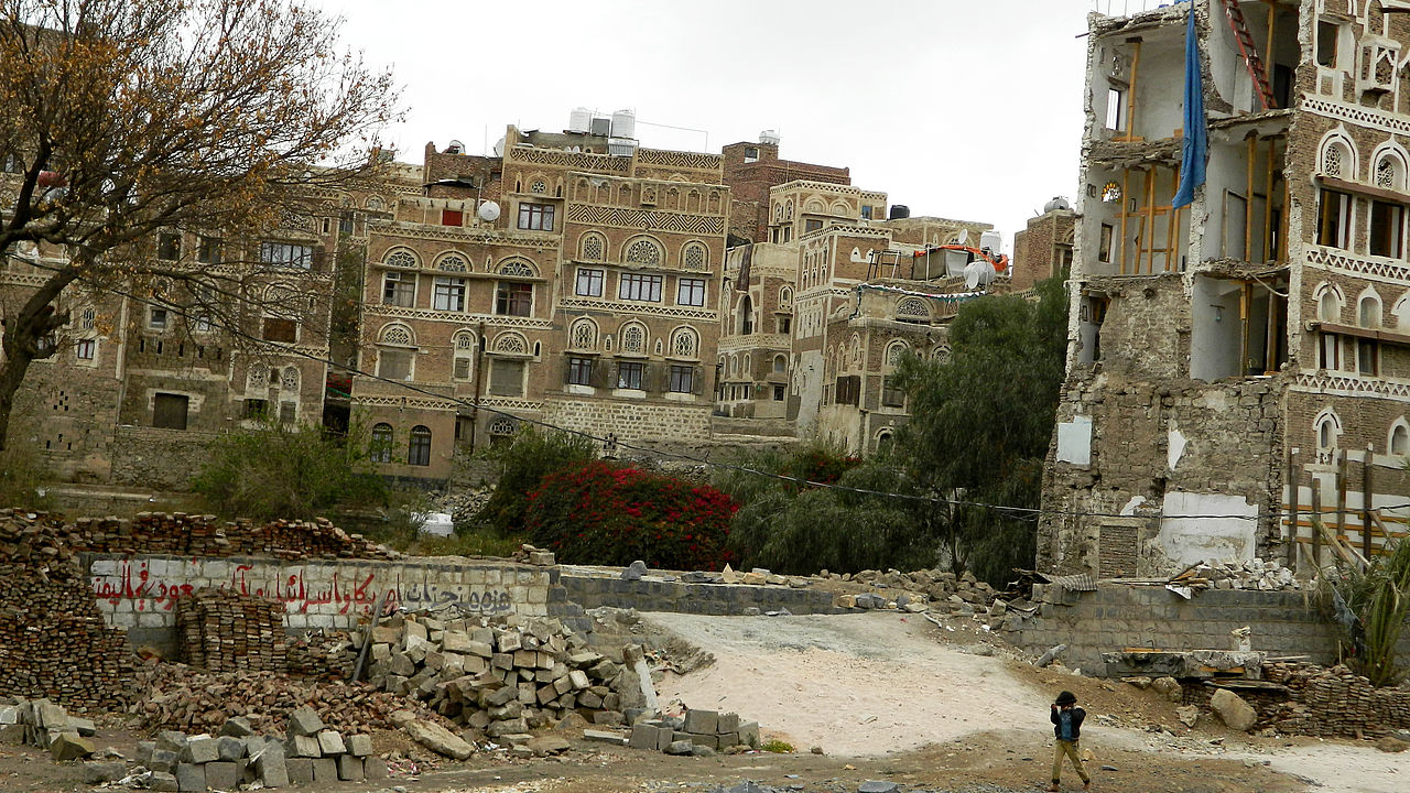   حي سكني فى البلدة القديمة فى مدينة صنعاء (اليمن) بعد القصف الجوى من قبل الإمارات و التحالفات العسكرية التابعة لها ومن قبل السعودية © مواطنة