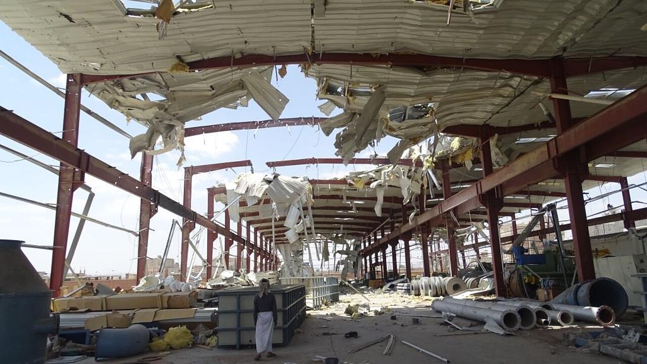 مصنع السيندار بعد قصف جوي من قبل التحالف العسكري تحت قيادة السعودية و الإمارات العربية المتحدة (اليمن) © مواطنة