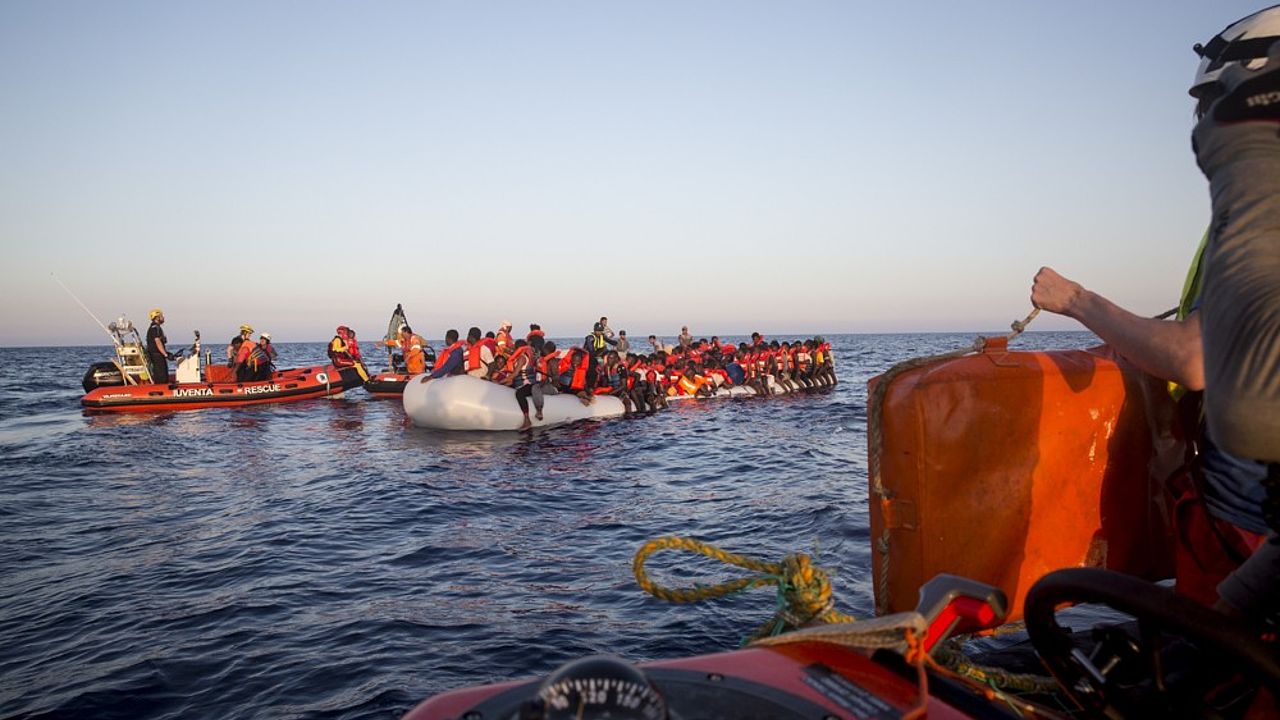 Rescue mission by Iuventa crew members © Kenny Karpov